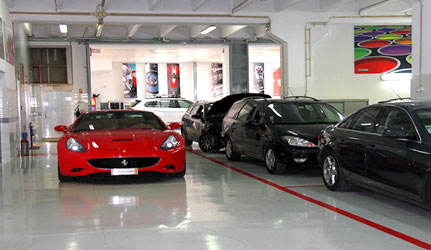 Área da Oficina: 150 m<sup>2</sup><br/>
													 Estacionamento: 5 carros <br/>
													 Horário funcionamento: 9h às 18h